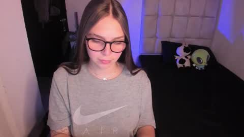 Nicol independent model online show from February 19, 11:25 pm