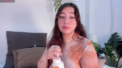 nicolle_evanss_ online show from May 21, 4:43 am