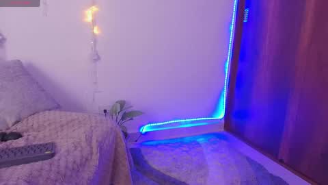 Nicolle online show from May 17, 12:37 pm