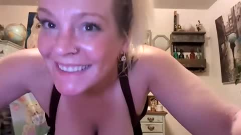 nikki32313 online show from April 5, 10:25 am