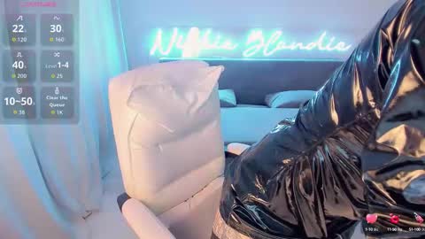nikki_blondiee online show from October 20, 2:58 am