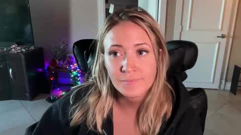 NikkiCums online show from December 18, 12:04 am