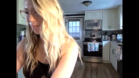 nikkib653466 online show from May 21, 5:11 pm