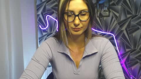 nikkikiss___ online show from May 13, 12:28 am