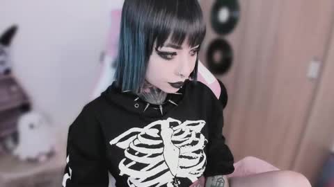 Nikki Ramone   online show from May 11, 6:37 am