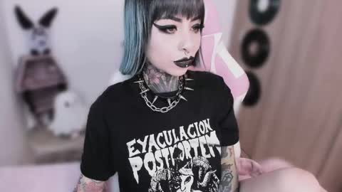 Nikki Ramone   online show from May 16, 7:11 am