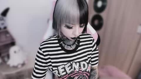 Nikki Ramone   online show from May 26, 3:06 am