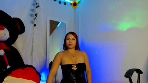 Snapshot of nikky_evans_ chatting on February 5, 4:37 am online show from February 5, 4:37 am