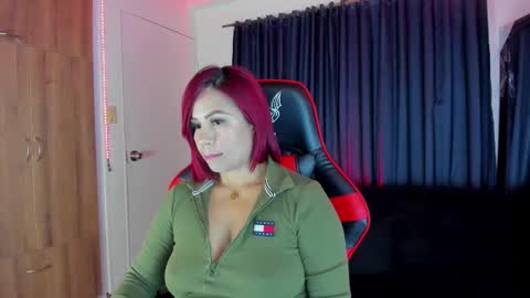 Snapshot of nikky_evans_ chatting on October 14, 5:10 am online show from October 14, 5:10 am