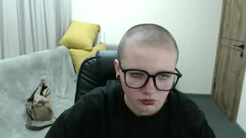 nikkysnow online show from September 17, 8:01 am