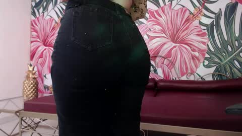 Nina online show from November 4, 8:25 pm