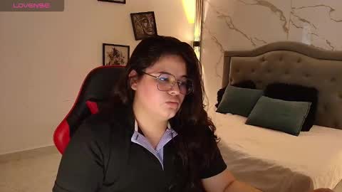  N I N A online show from December 18, 7:07 pm