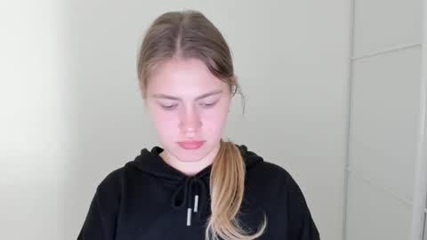 ninarihh online show from October 31, 11:25 am