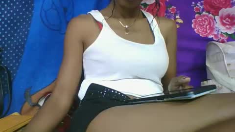 ninie246746 online show from May 17, 12:15 pm