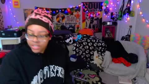 Snapshot of nintendhoe_ chatting on October 8, 12:42 pm kiwi online show from October 8, 12:42 pm
