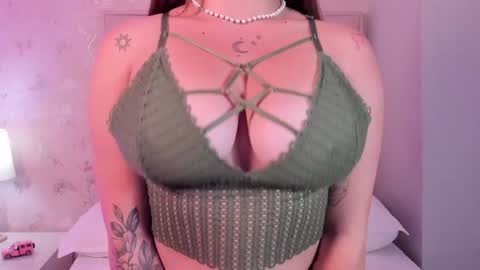 Snapshot of noa_butterfly chatting on January 7, 11:48 am ambarsulliva online show from January 7, 11:48 am