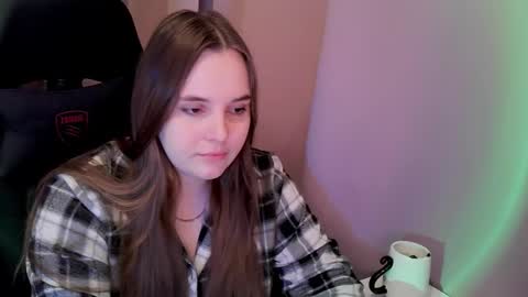 noir_ember_ online show from December 21, 12:31 pm