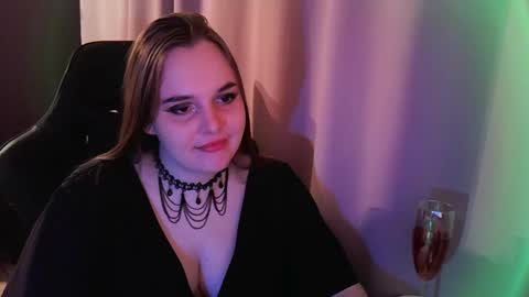 noir_ember_ online show from October 30, 2:18 pm