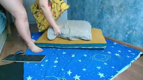 NoraHorn online show from May 12, 4:43 am