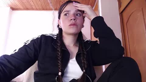 noreen_ online show from February 4, 7:50 pm