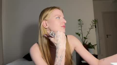 nura_foxx online show from May 16, 1:52 am