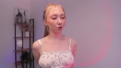 Lynna online show from May 24, 11:09 am