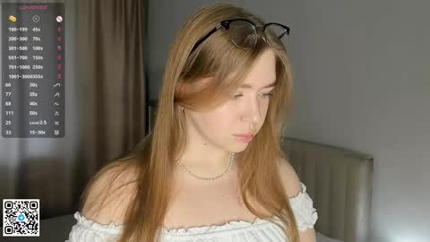 Snapshot of odelynharvison chatting on October 15, 4:37 am Elsa online show from October 15, 4:37 am