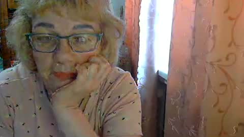 Olivia Mia online show from April 30, 8:52 am