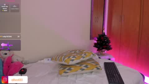 Snapshot of olivia_s19 chatting on December 5, 5:48 am olivia_s19 online show from December 5, 5:48 am