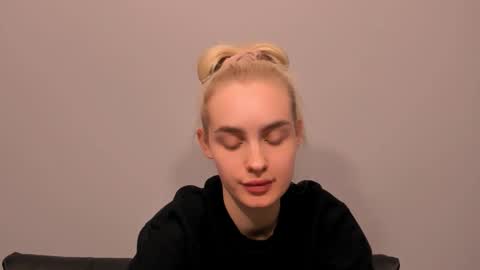 oliviaBeauty online show from February 23, 8:08 pm