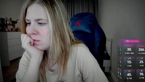 Snapshot of oliviamunk chatting on September 25, 7:40 am . online show from September 25, 7:40 am