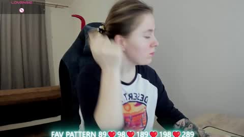 Snapshot of oliviamunk chatting on March 9, 3:32 am . online show from March 9, 3:32 am