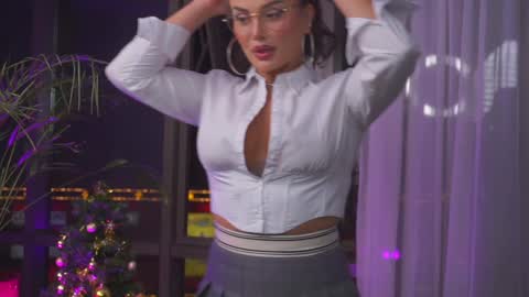 Nicolle online show from December 16, 3:43 pm