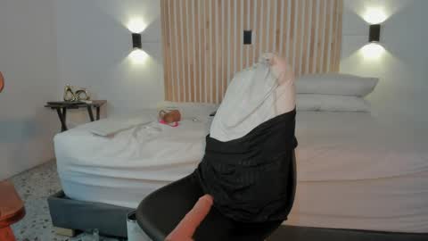 pamelamendez_1 online show from May 16, 12:24 am