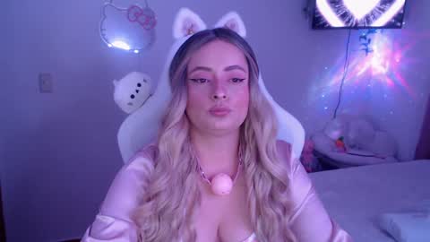 Snapshot of peacherry_ chatting on February 8, 3:30 am peacherry_ online show from February 8, 3:30 am