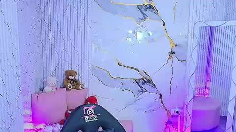 peachy_tay online show from May 24, 11:31 am