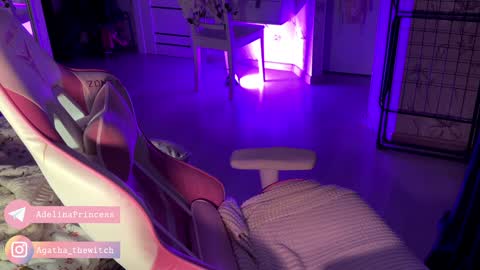 Snapshot of pearlprincess_ chatting on December 12, 10:20 pm Adelina online show from December 12, 10:20 pm
