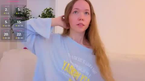 pearly_peach_ online show from August 4, 12:27 am