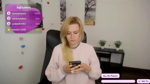 Mia online show from October 12, 7:11 am