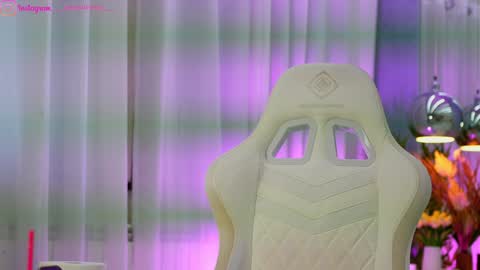 Dee online show from January 14, 2:11 pm