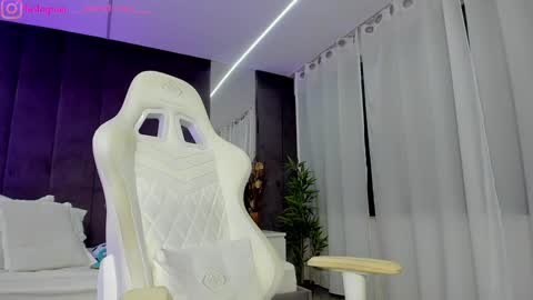 Dee online show from November 19, 5:35 pm