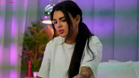 Dee online show from April 22, 8:06 pm