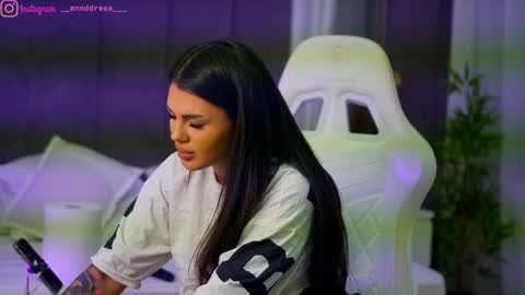 Dee online show from October 25, 5:09 pm