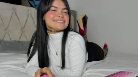 Perla Thompson online show from May 18, 8:59 pm