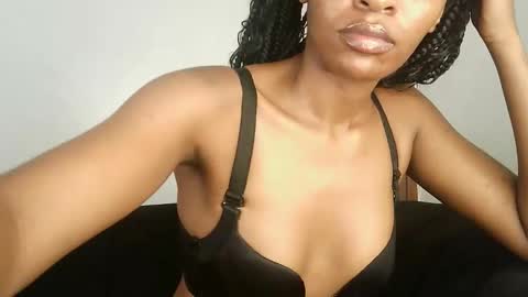 mimi online show from February 3, 3:39 pm