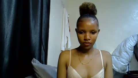 petite_melinda online show from June 11, 2:53 am