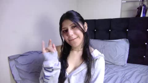 Snapshot of petite_paola chatting on December 10, 1:00 am petite paola online show from December 10, 1:00 am