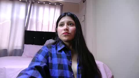 Snapshot of petite_paola chatting on January 10, 7:43 pm petite paola online show from January 10, 7:43 pm