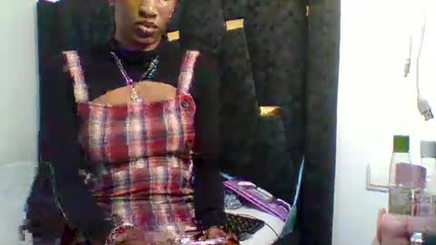 petite_princes online show from December 9, 6:25 pm