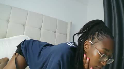 PinkyAura online show from January 18, 8:05 pm